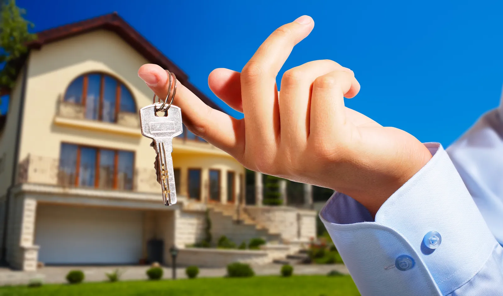House owner/real estate agent giving away the keys. banner post vale a pena alugar