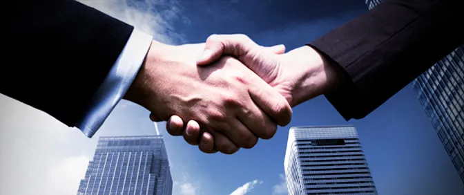 aperto de mãos com fundo de prédios. banner post cobrança de comissão
