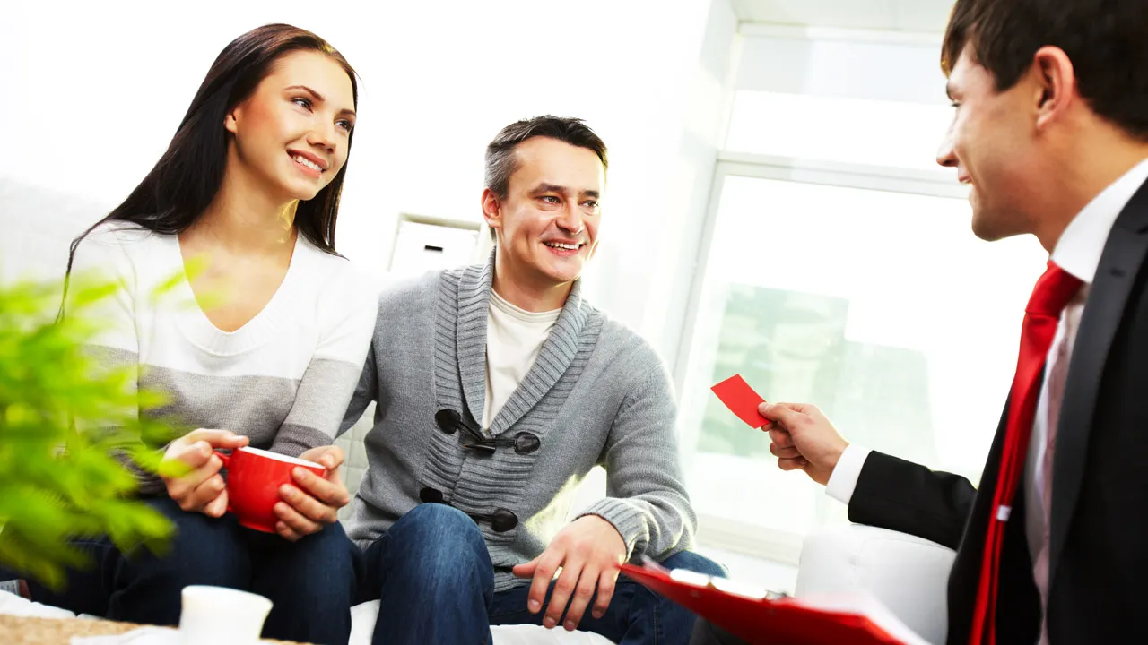 casal sorrindo olhando para homem com terno. banner post como saber se um potencial cliente