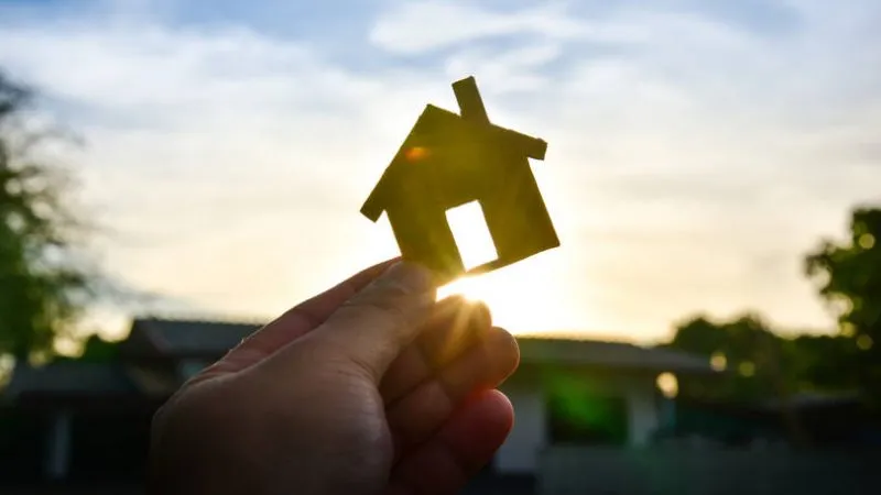 mão segurando casa. banner post MPF pede que vendas de imóveis