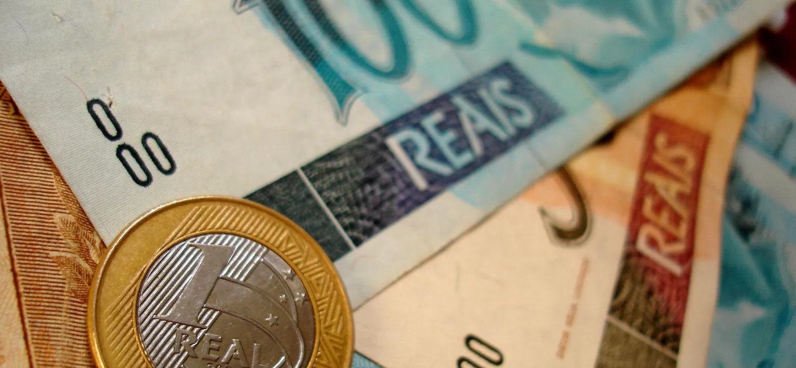 notas de dinheiro. banner post mercado imobiliário se alegra