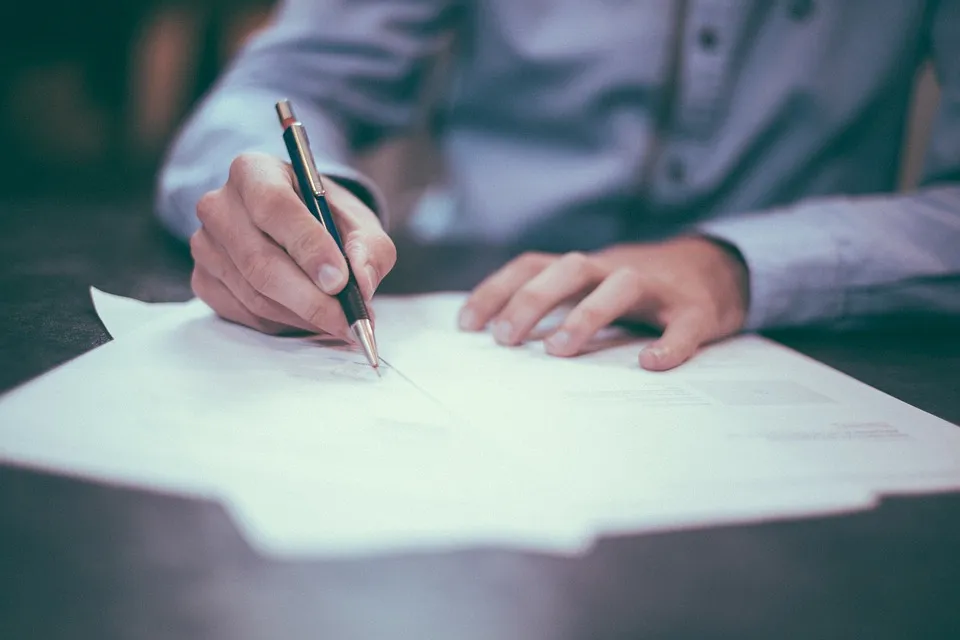 Como funciona o contrato de corretagem em negociações imobiliárias