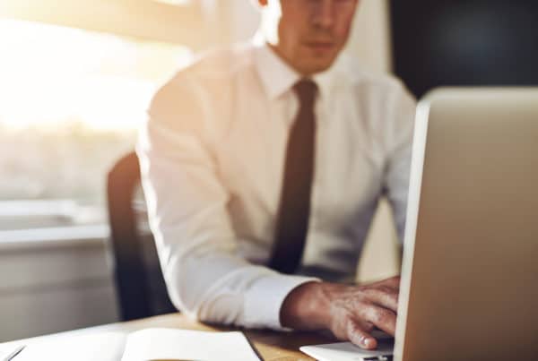 O corretor de imóveis deve atualizar o Creci no site do órgão. A atualização é rápido, fácil e pode ser feita online.
