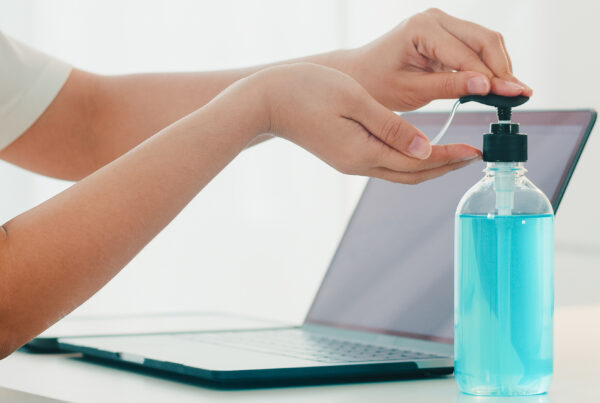 Síndico profissional na quarentena: disponibilizar álcool em gel na recepção é um dos primeiros passos.