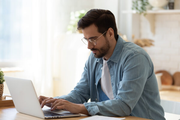 Corretor de imóves e home office: 3 coisas para você fazer sem sair de casa e prospectar clientes.
