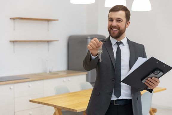 Homem de terno segurando chave. banner post minha 1ª venda